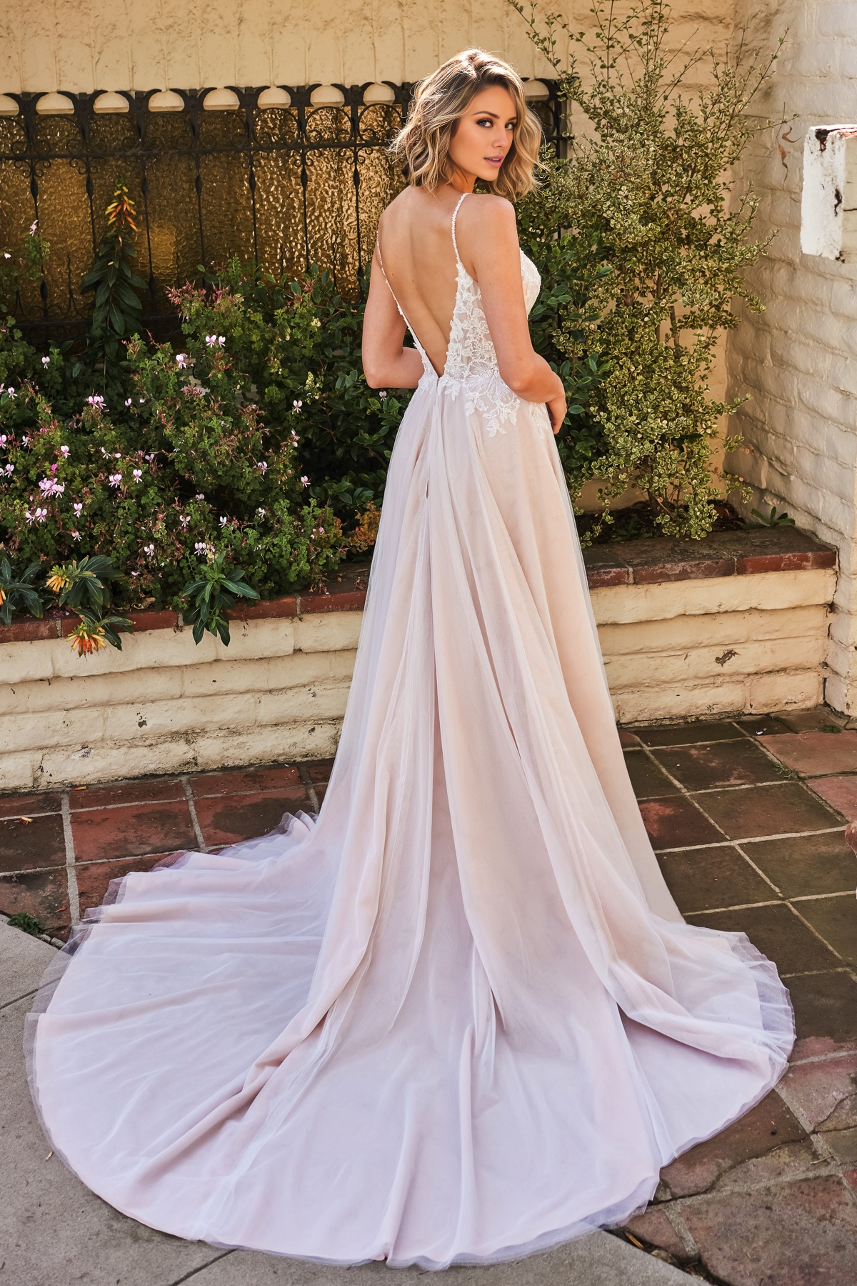 Abito da sposa lungo fino al pavimento, con scollo a V, ricami di perline davanti e dietro, a trapezio